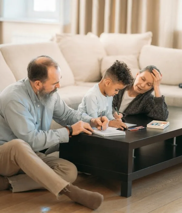 Famille réunie autour d’une table basse