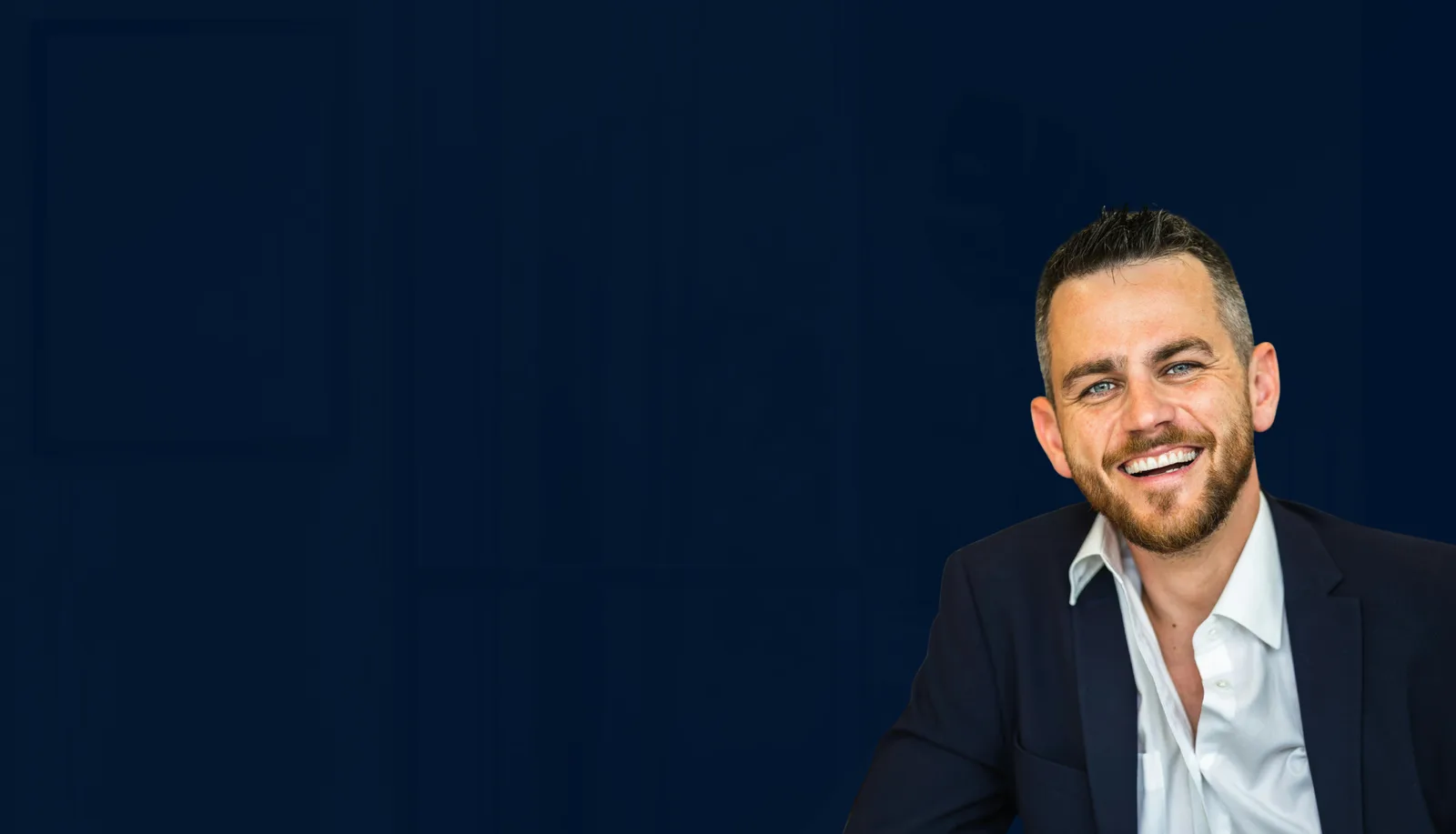 Entrepreneur souriant en costume